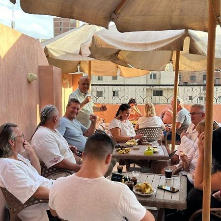 Pyramids Road Guest House Cozy Rooms And Rooftop Breakfast With The Pyramids View Nazlet el-Sisi Bagian luar foto