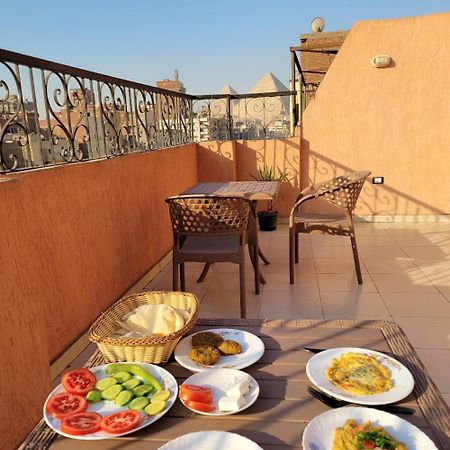 Pyramids Road Guest House Cozy Rooms And Rooftop Breakfast With The Pyramids View Nazlet el-Sisi Bagian luar foto