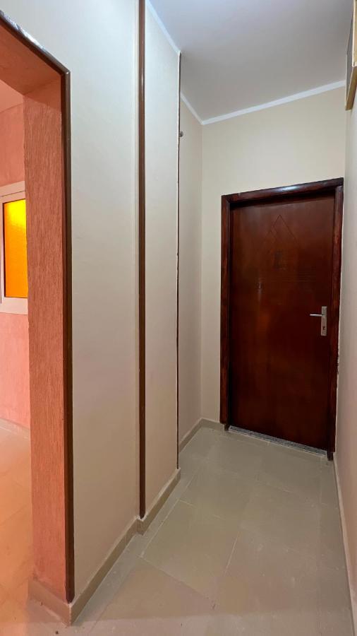 Pyramids Road Guest House Cozy Rooms And Rooftop Breakfast With The Pyramids View Nazlet el-Sisi Bagian luar foto