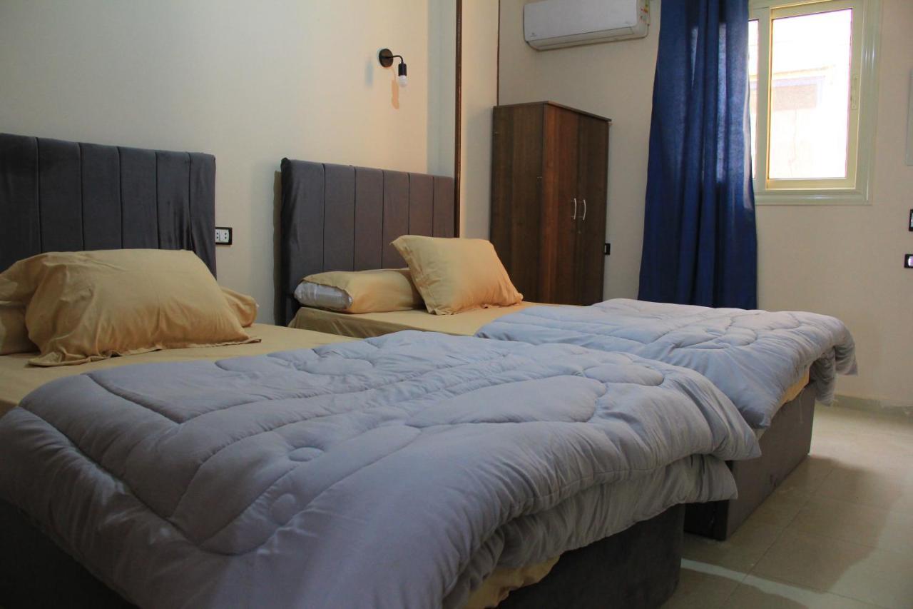 Pyramids Road Guest House Cozy Rooms And Rooftop Breakfast With The Pyramids View Nazlet el-Sisi Bagian luar foto
