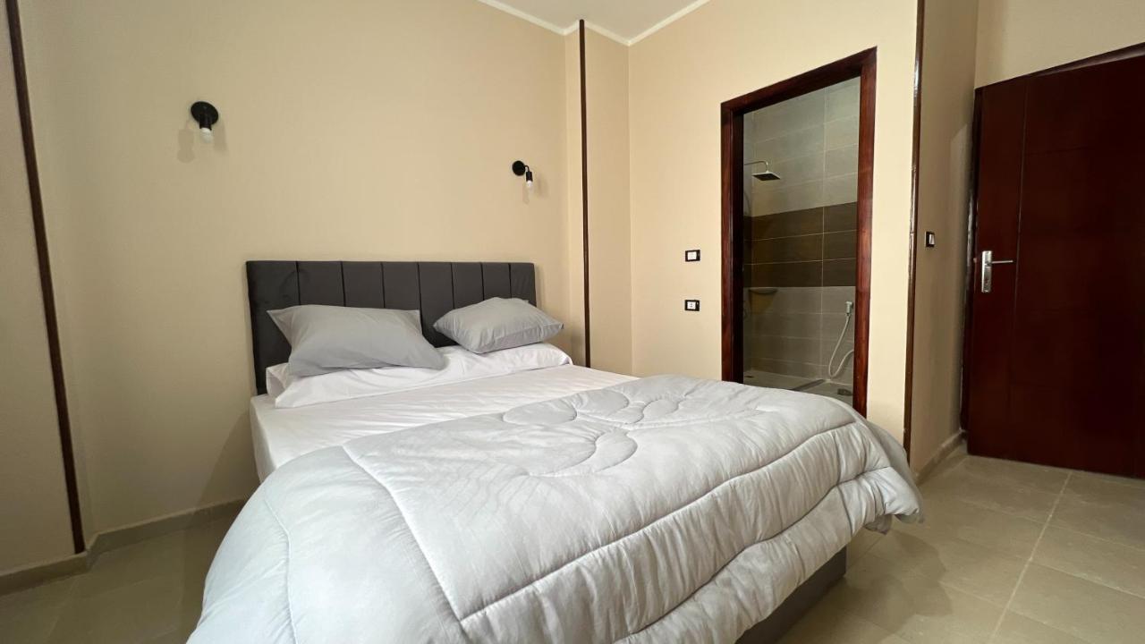 Pyramids Road Guest House Cozy Rooms And Rooftop Breakfast With The Pyramids View Nazlet el-Sisi Bagian luar foto