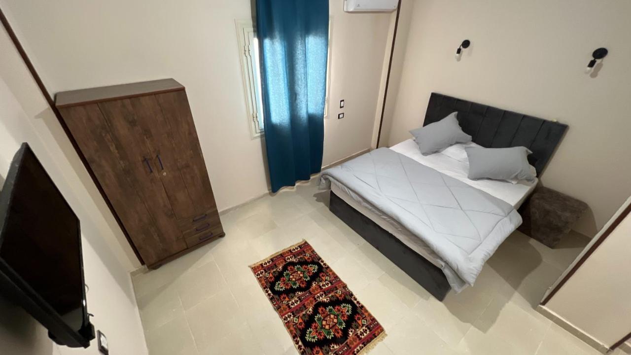 Pyramids Road Guest House Cozy Rooms And Rooftop Breakfast With The Pyramids View Nazlet el-Sisi Bagian luar foto