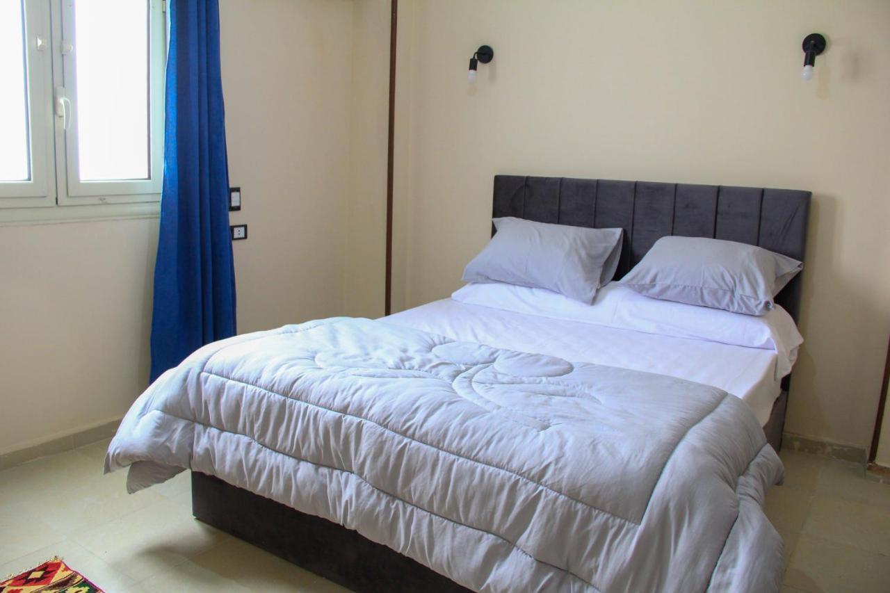 Pyramids Road Guest House Cozy Rooms And Rooftop Breakfast With The Pyramids View Nazlet el-Sisi Bagian luar foto