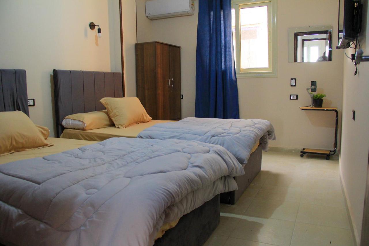 Pyramids Road Guest House Cozy Rooms And Rooftop Breakfast With The Pyramids View Nazlet el-Sisi Bagian luar foto