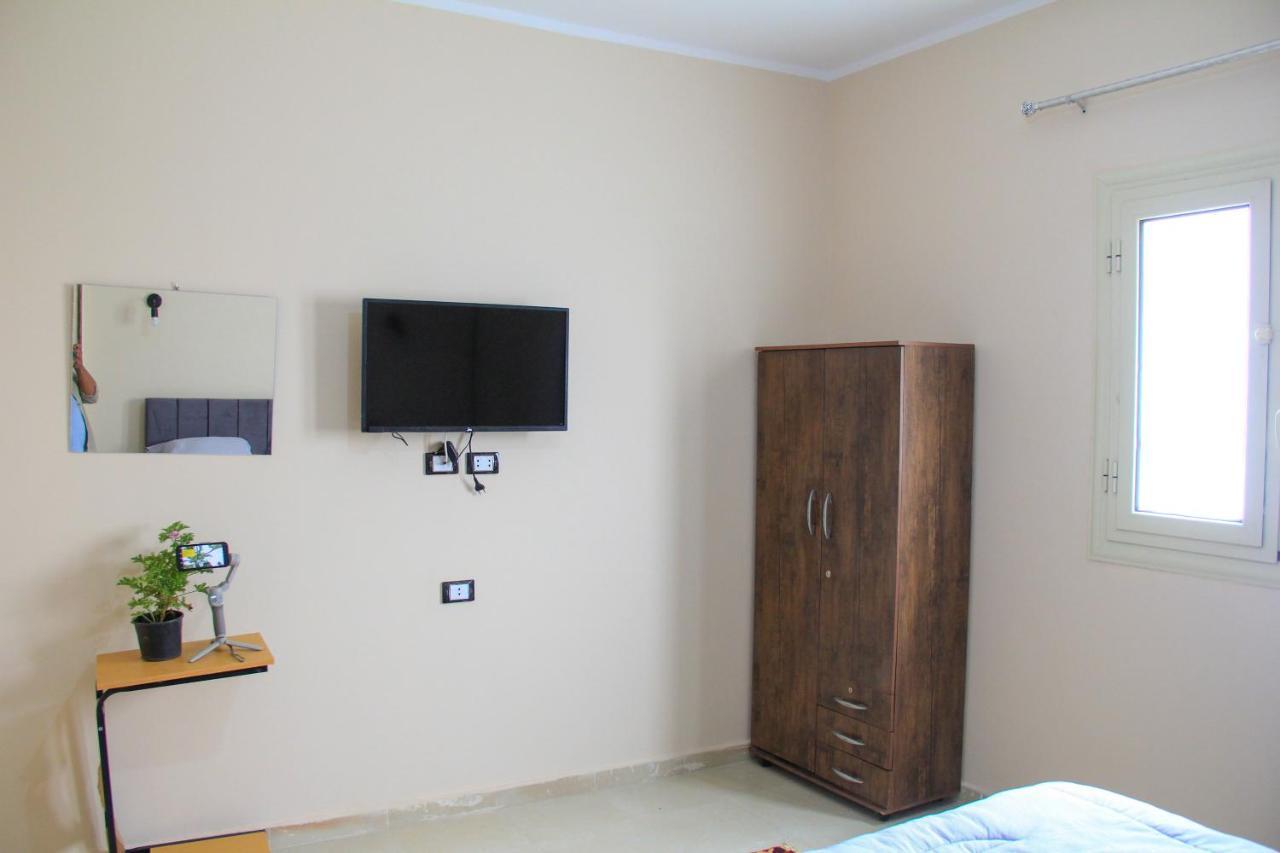 Pyramids Road Guest House Cozy Rooms And Rooftop Breakfast With The Pyramids View Nazlet el-Sisi Bagian luar foto