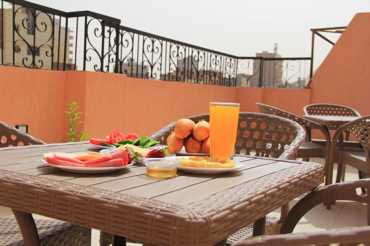 Pyramids Road Guest House Cozy Rooms And Rooftop Breakfast With The Pyramids View Nazlet el-Sisi Bagian luar foto