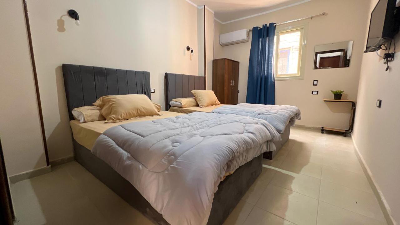 Pyramids Road Guest House Cozy Rooms And Rooftop Breakfast With The Pyramids View Nazlet el-Sisi Bagian luar foto
