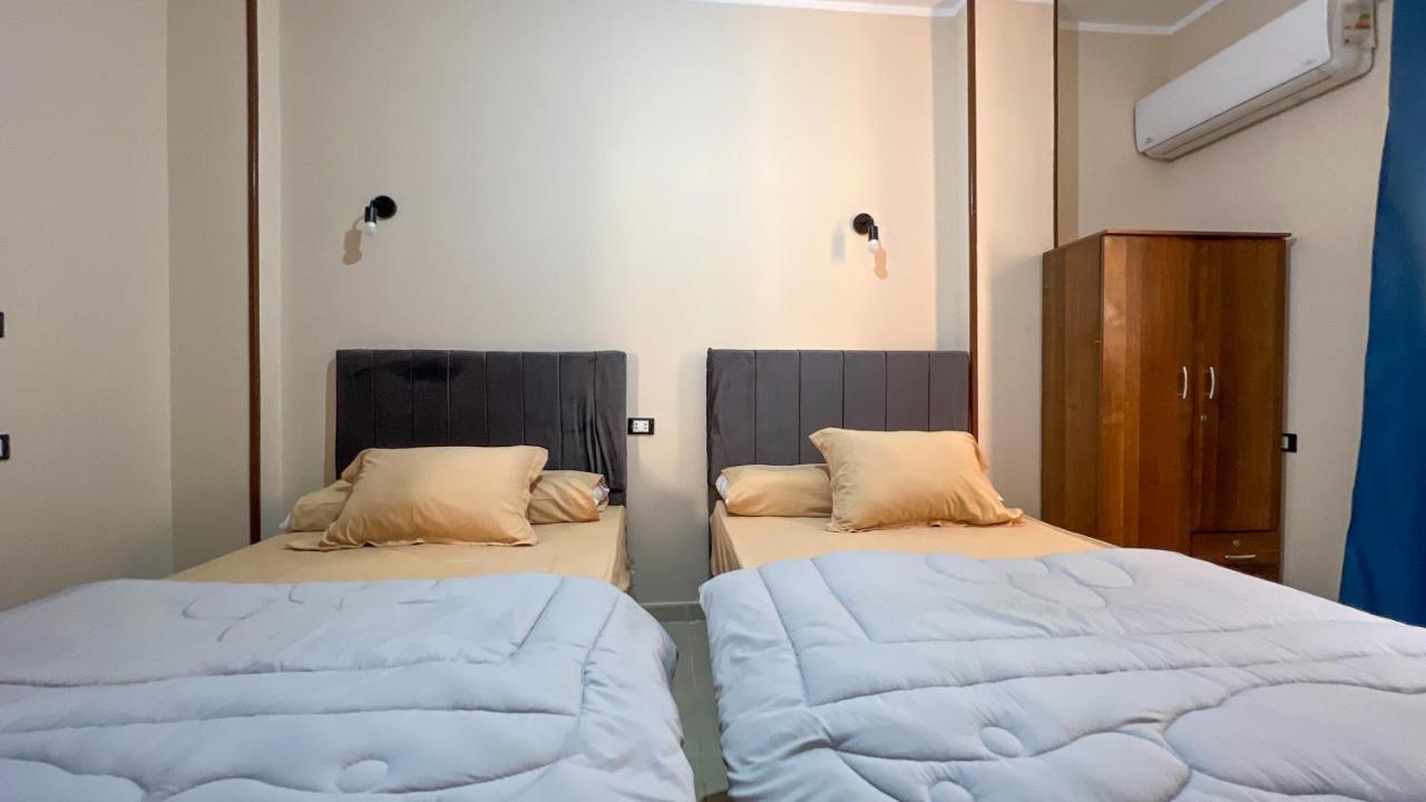 Pyramids Road Guest House Cozy Rooms And Rooftop Breakfast With The Pyramids View Nazlet el-Sisi Bagian luar foto