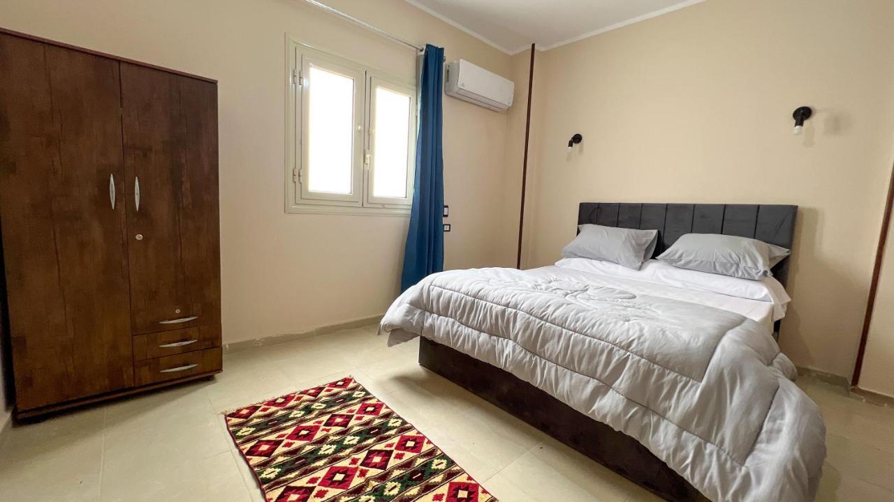Pyramids Road Guest House Cozy Rooms And Rooftop Breakfast With The Pyramids View Nazlet el-Sisi Bagian luar foto