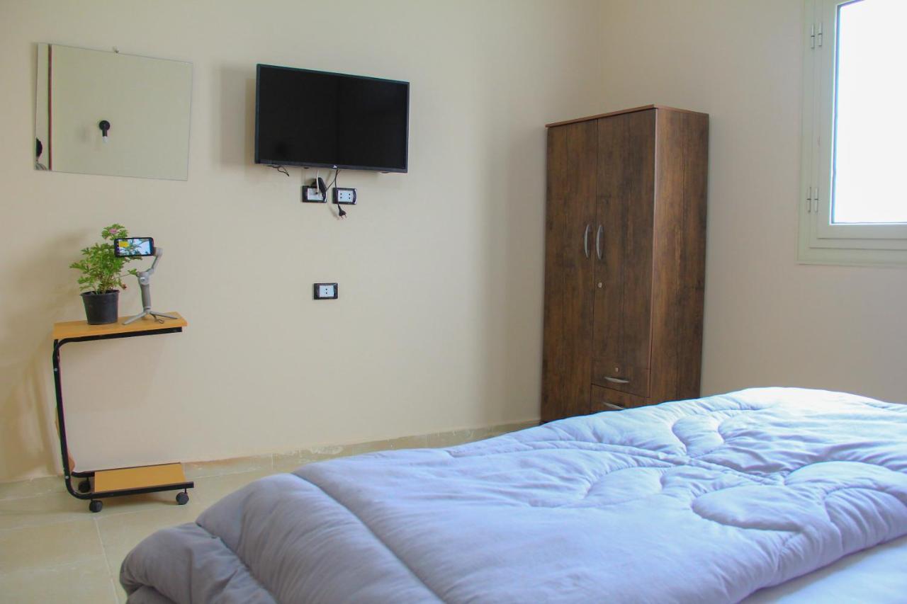 Pyramids Road Guest House Cozy Rooms And Rooftop Breakfast With The Pyramids View Nazlet el-Sisi Bagian luar foto