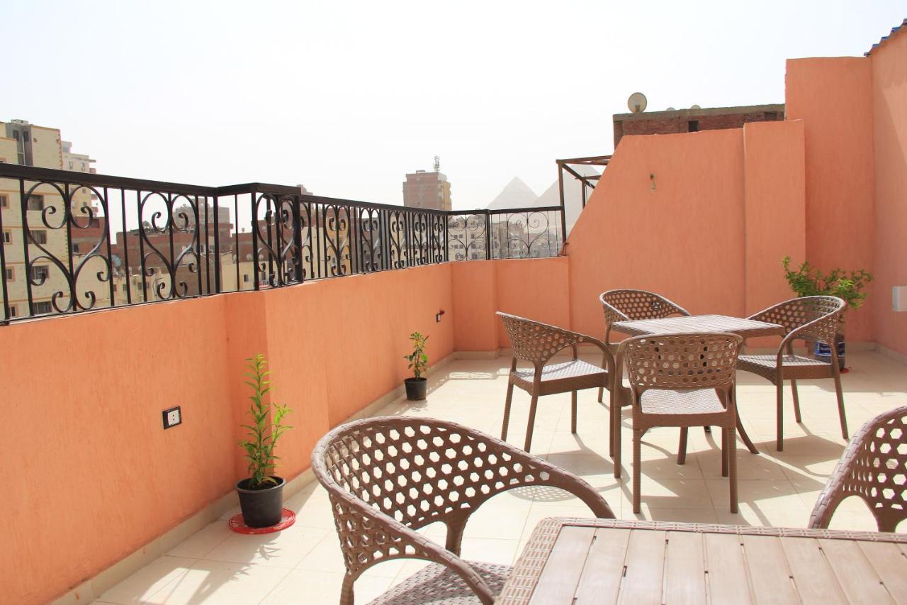 Pyramids Road Guest House Cozy Rooms And Rooftop Breakfast With The Pyramids View Nazlet el-Sisi Bagian luar foto