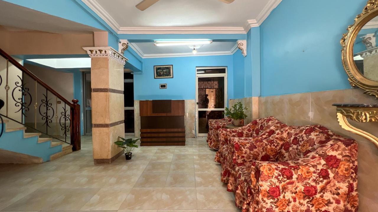 Pyramids Road Guest House Cozy Rooms And Rooftop Breakfast With The Pyramids View Nazlet el-Sisi Bagian luar foto