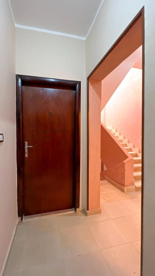 Pyramids Road Guest House Cozy Rooms And Rooftop Breakfast With The Pyramids View Nazlet el-Sisi Bagian luar foto