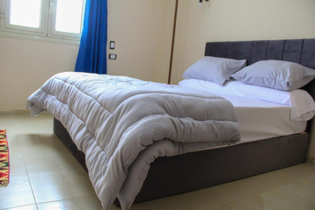 Pyramids Road Guest House Cozy Rooms And Rooftop Breakfast With The Pyramids View Nazlet el-Sisi Bagian luar foto