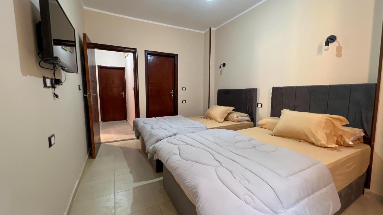 Pyramids Road Guest House Cozy Rooms And Rooftop Breakfast With The Pyramids View Nazlet el-Sisi Bagian luar foto