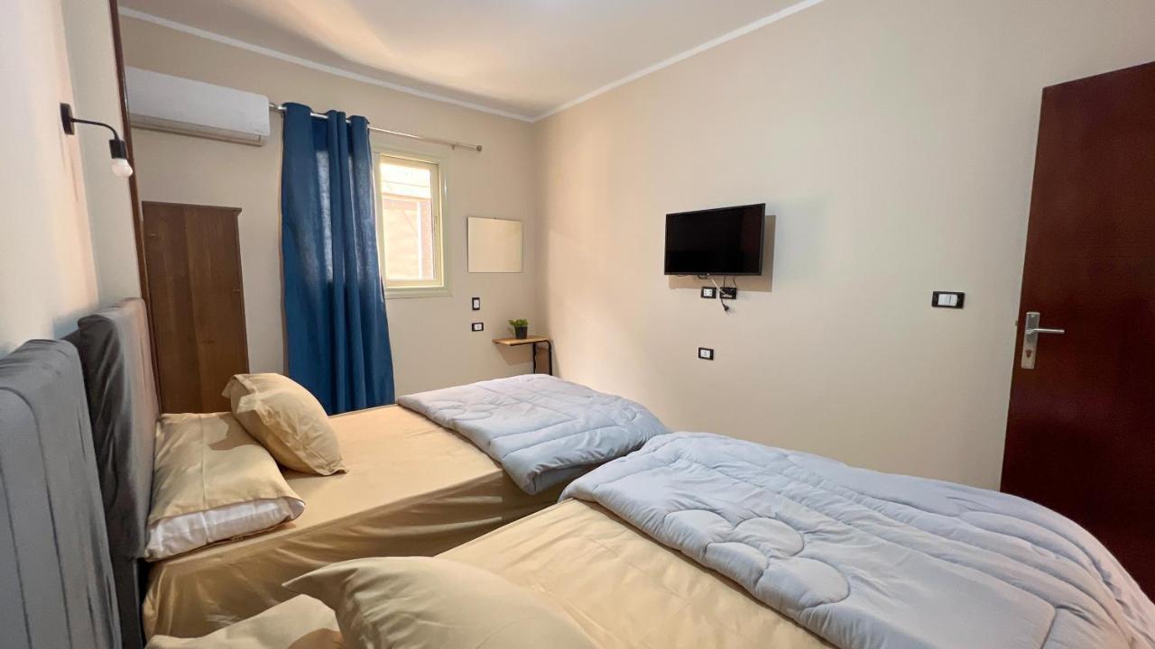 Pyramids Road Guest House Cozy Rooms And Rooftop Breakfast With The Pyramids View Nazlet el-Sisi Bagian luar foto