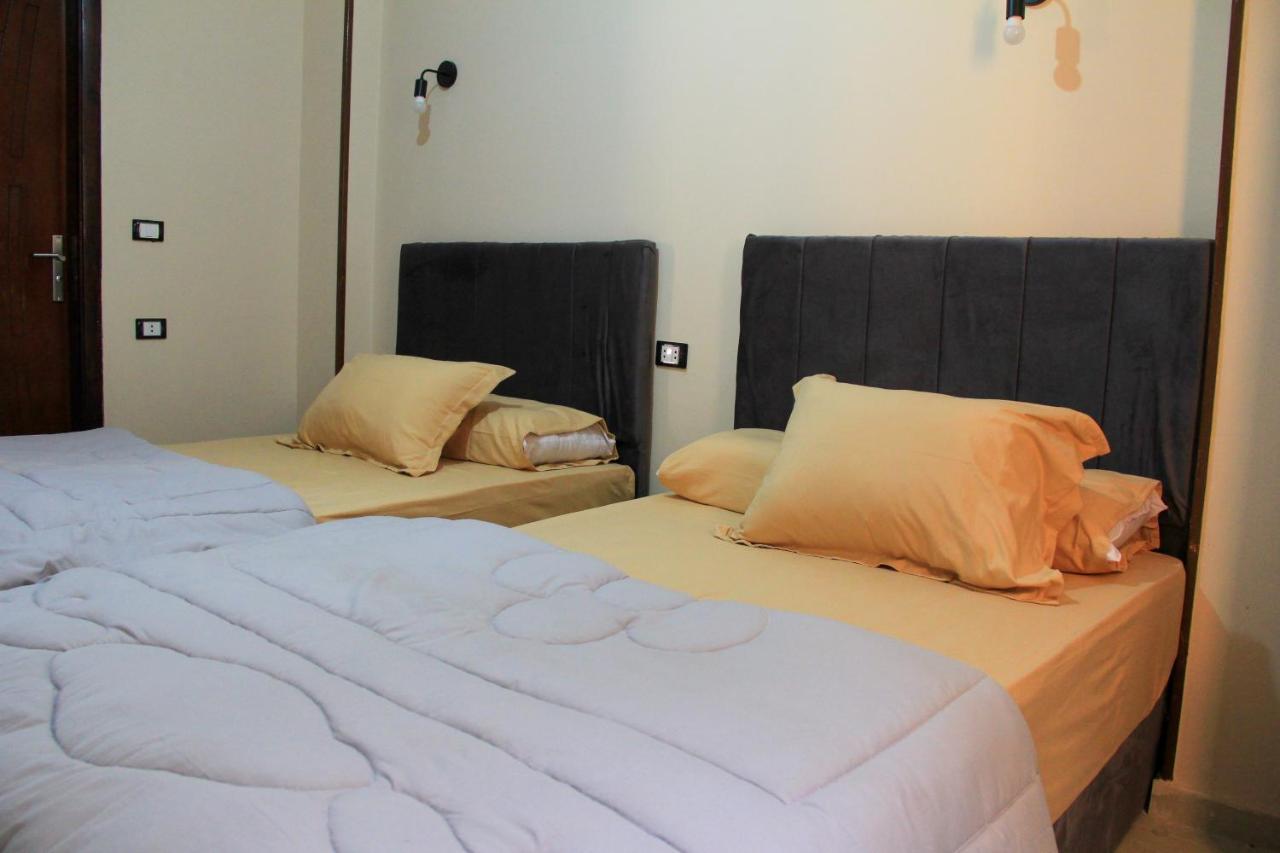 Pyramids Road Guest House Cozy Rooms And Rooftop Breakfast With The Pyramids View Nazlet el-Sisi Bagian luar foto