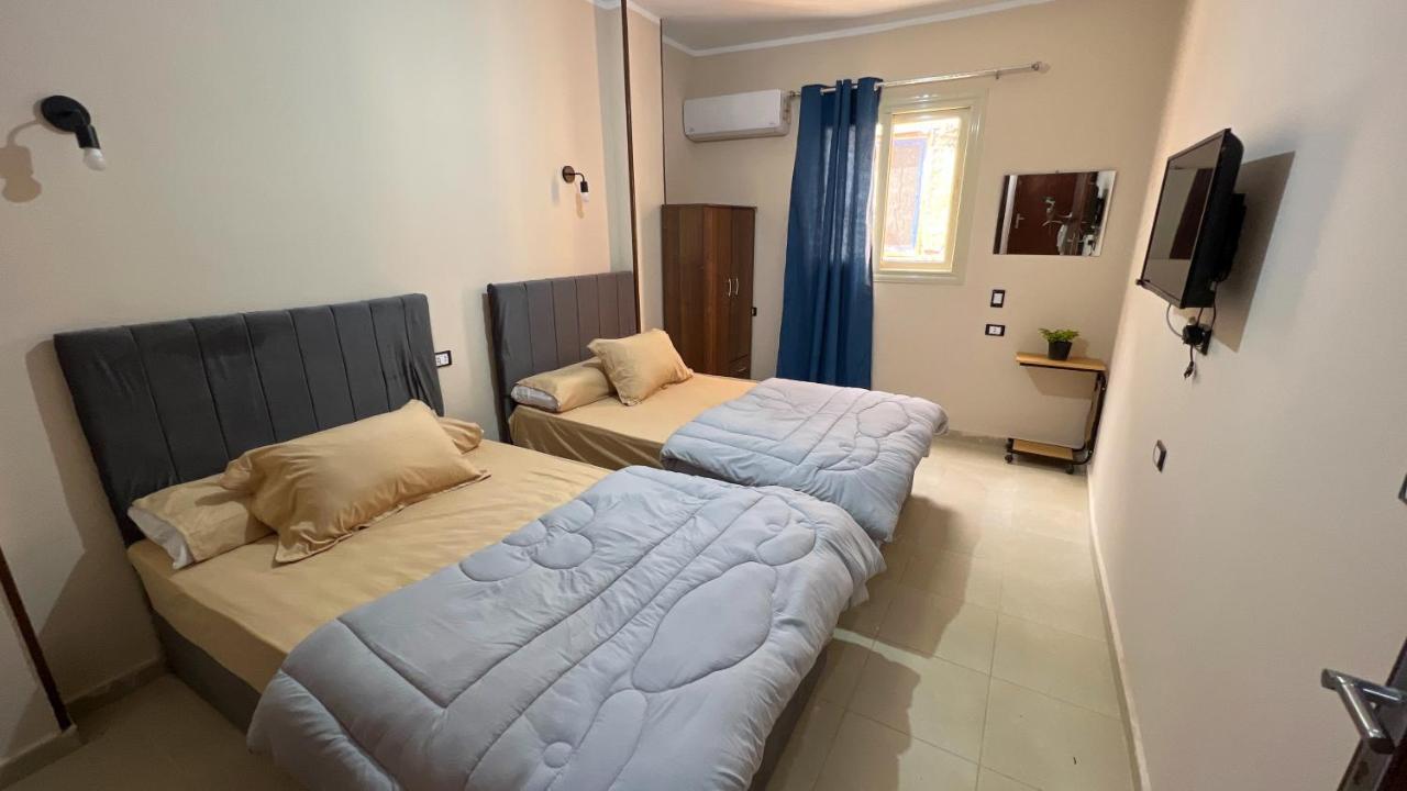 Pyramids Road Guest House Cozy Rooms And Rooftop Breakfast With The Pyramids View Nazlet el-Sisi Bagian luar foto