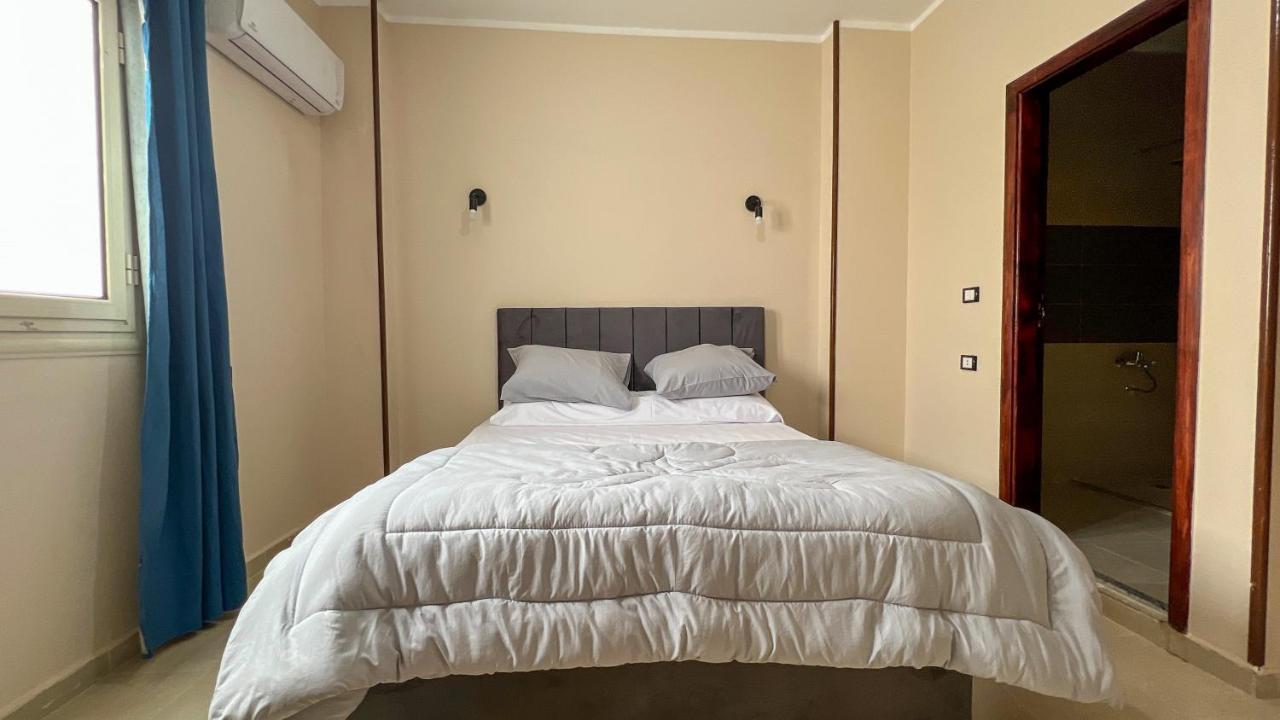 Pyramids Road Guest House Cozy Rooms And Rooftop Breakfast With The Pyramids View Nazlet el-Sisi Bagian luar foto