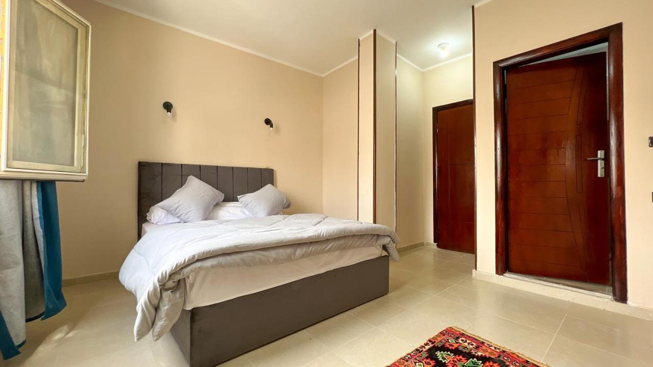 Pyramids Road Guest House Cozy Rooms And Rooftop Breakfast With The Pyramids View Nazlet el-Sisi Bagian luar foto