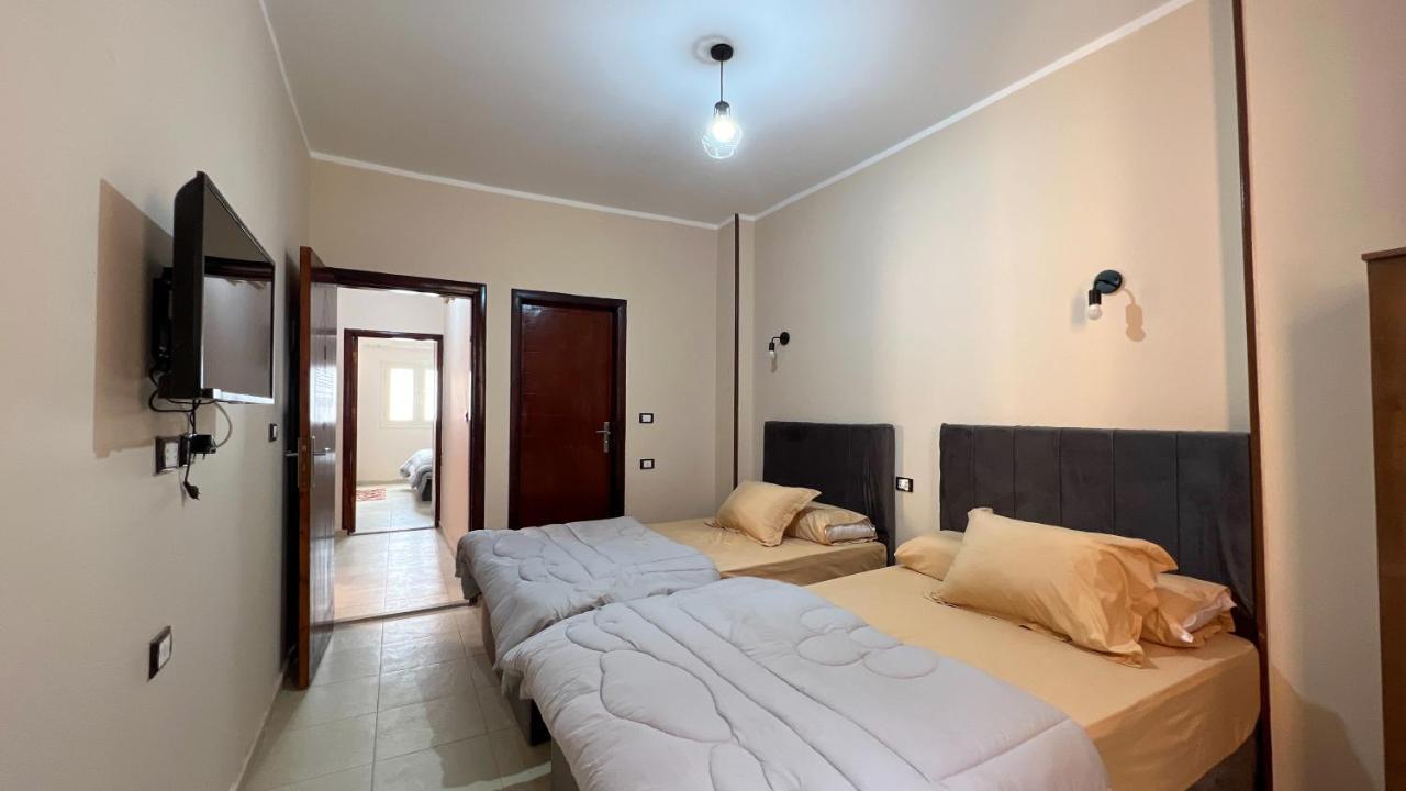 Pyramids Road Guest House Cozy Rooms And Rooftop Breakfast With The Pyramids View Nazlet el-Sisi Bagian luar foto