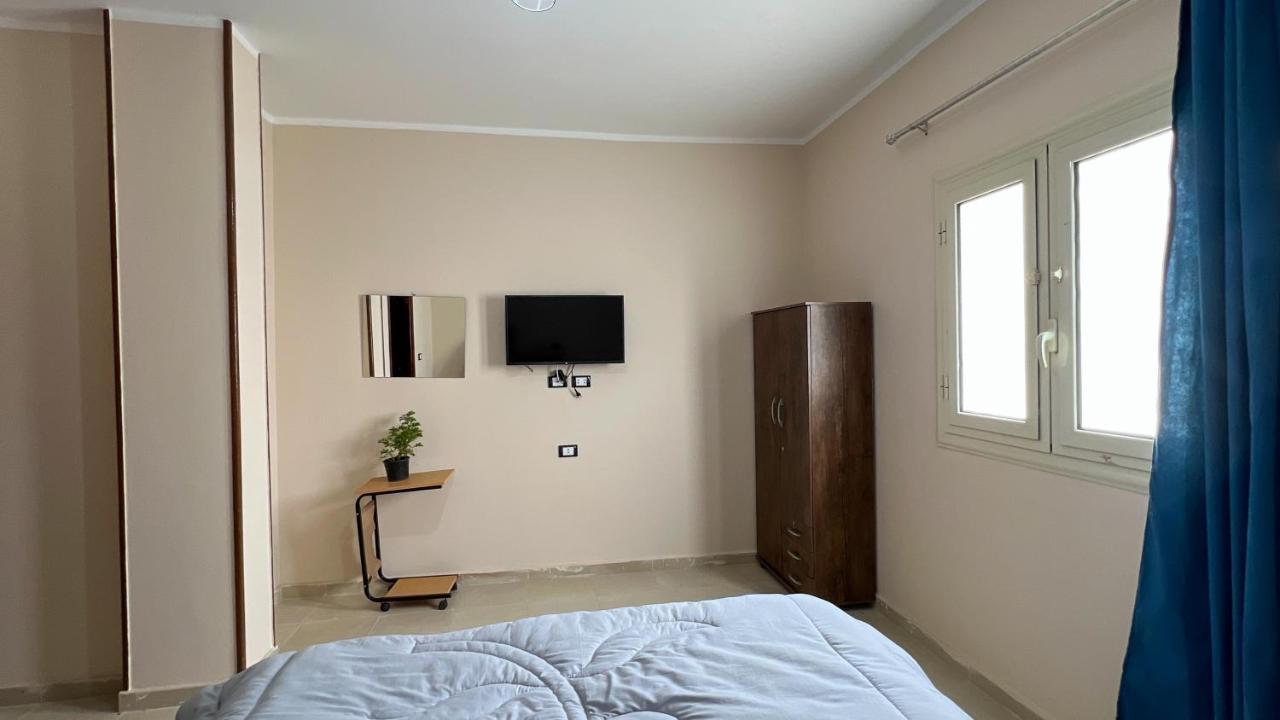 Pyramids Road Guest House Cozy Rooms And Rooftop Breakfast With The Pyramids View Nazlet el-Sisi Bagian luar foto