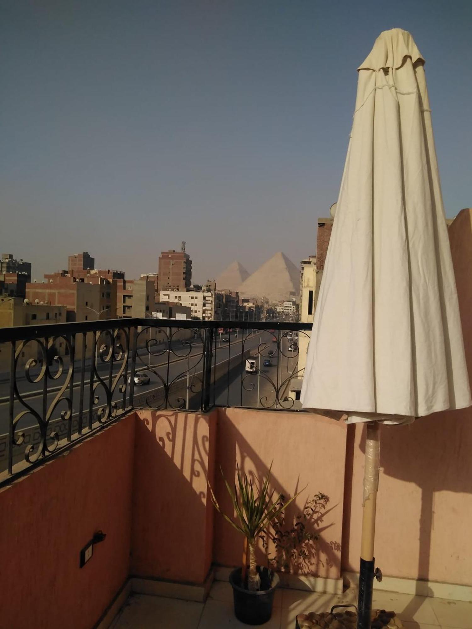 Pyramids Road Guest House Cozy Rooms And Rooftop Breakfast With The Pyramids View Nazlet el-Sisi Bagian luar foto