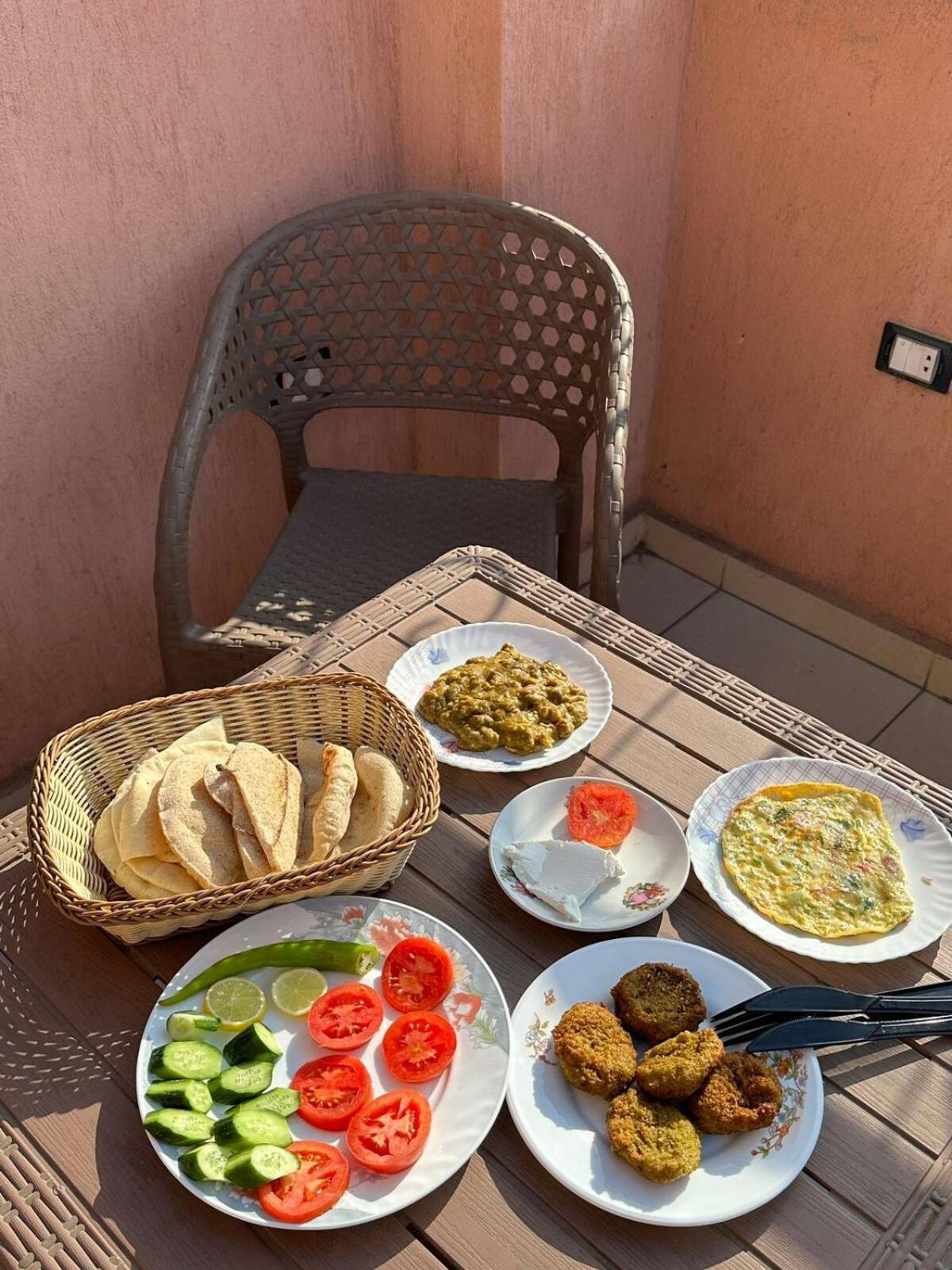 Pyramids Road Guest House Cozy Rooms And Rooftop Breakfast With The Pyramids View Nazlet el-Sisi Bagian luar foto