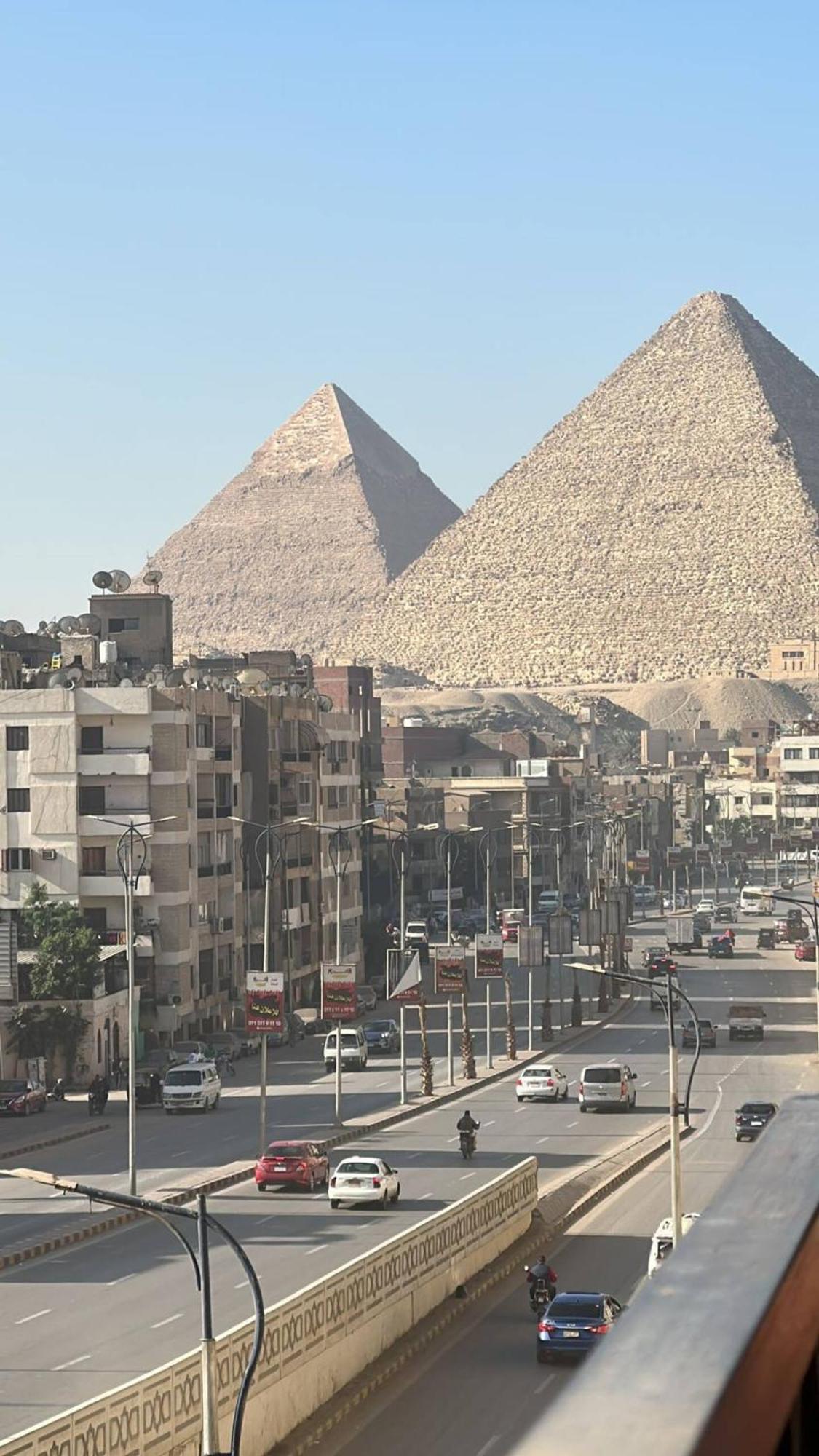 Pyramids Road Guest House Cozy Rooms And Rooftop Breakfast With The Pyramids View Nazlet el-Sisi Bagian luar foto