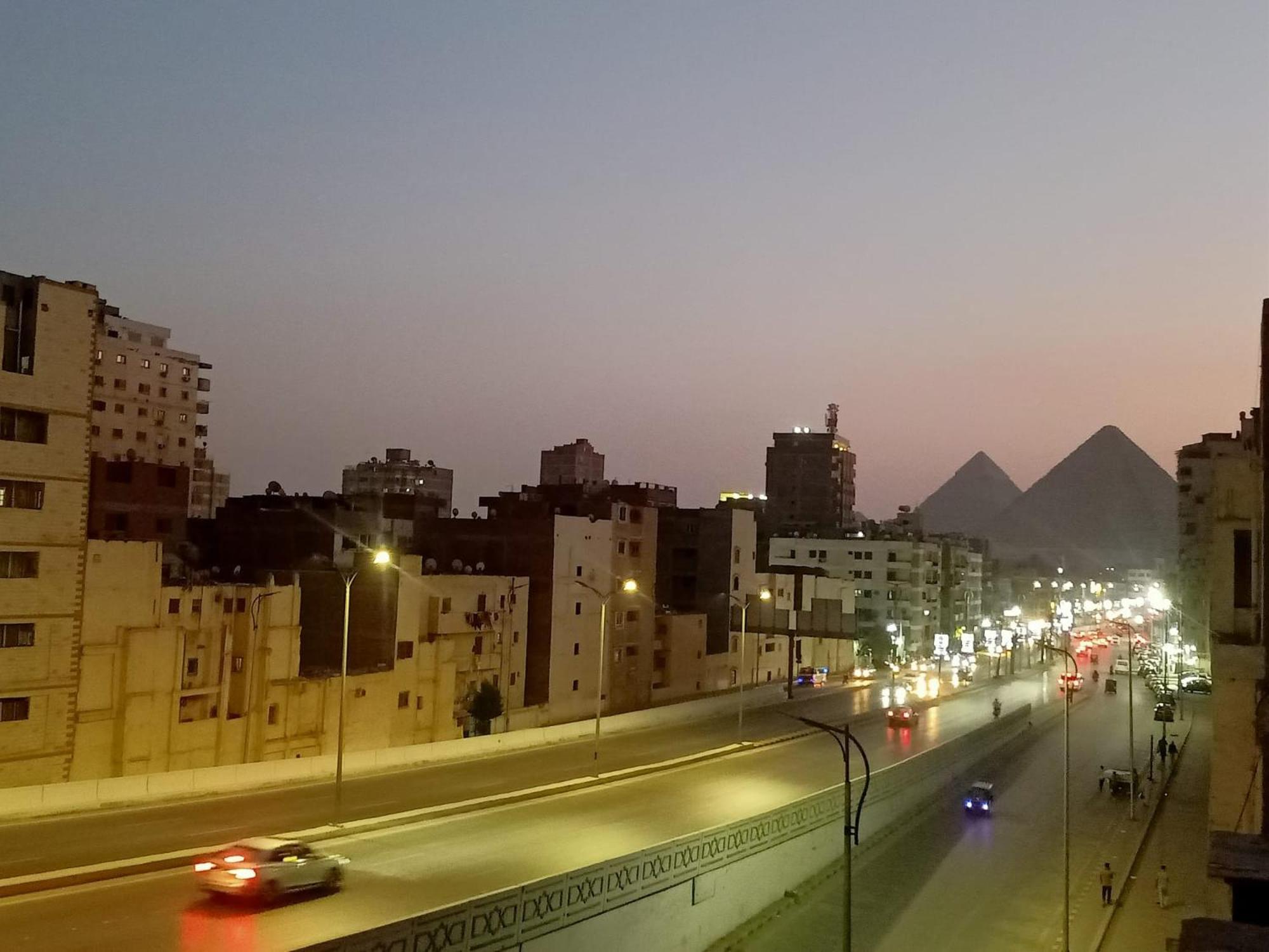 Pyramids Road Guest House Cozy Rooms And Rooftop Breakfast With The Pyramids View Nazlet el-Sisi Bagian luar foto