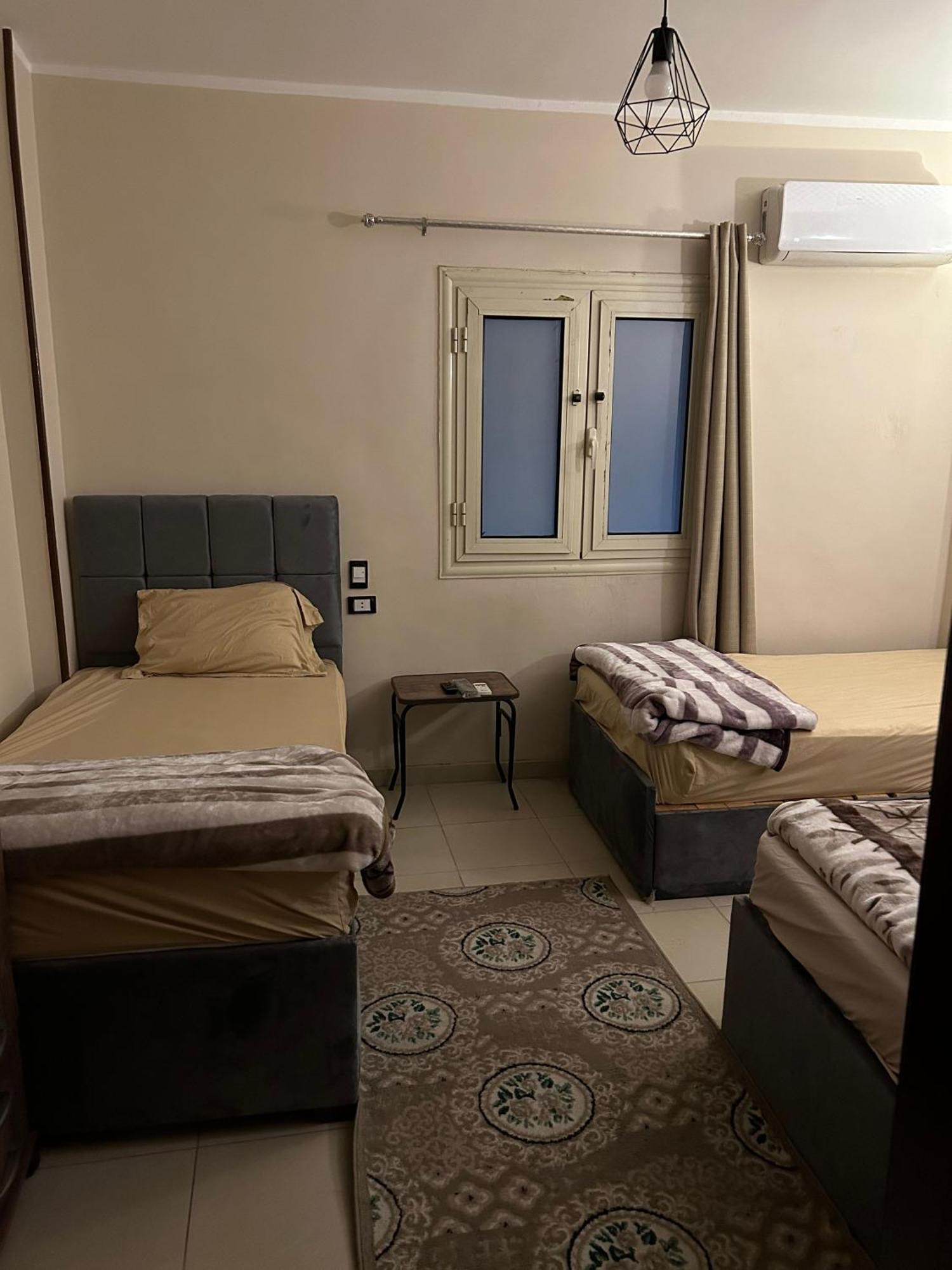 Pyramids Road Guest House Cozy Rooms And Rooftop Breakfast With The Pyramids View Nazlet el-Sisi Bagian luar foto