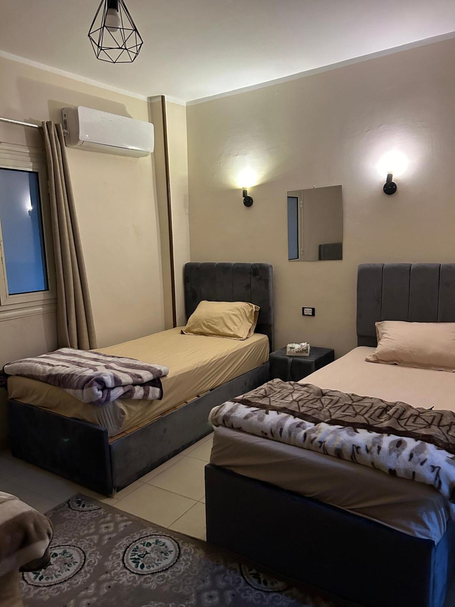 Pyramids Road Guest House Cozy Rooms And Rooftop Breakfast With The Pyramids View Nazlet el-Sisi Bagian luar foto
