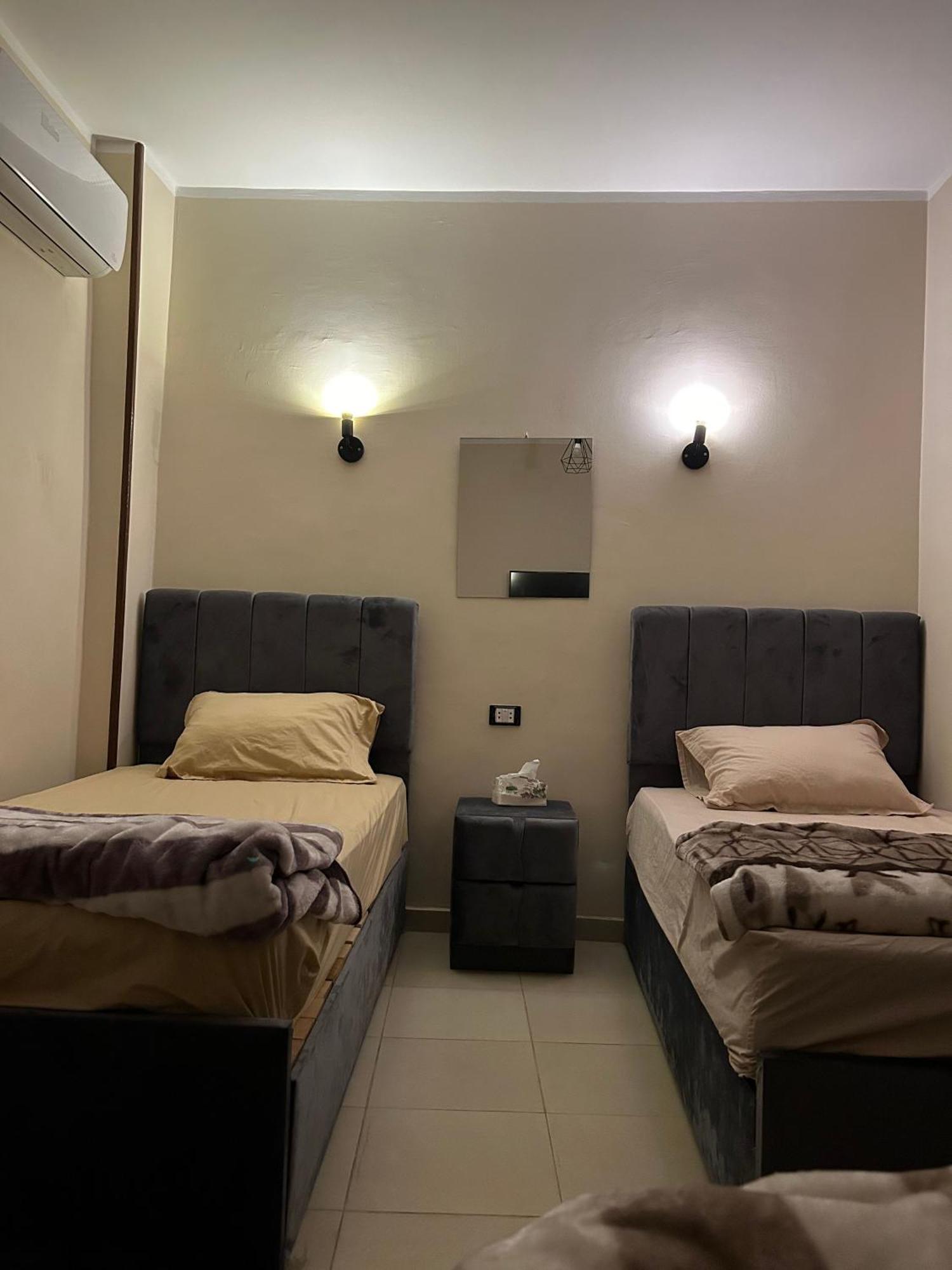 Pyramids Road Guest House Cozy Rooms And Rooftop Breakfast With The Pyramids View Nazlet el-Sisi Bagian luar foto