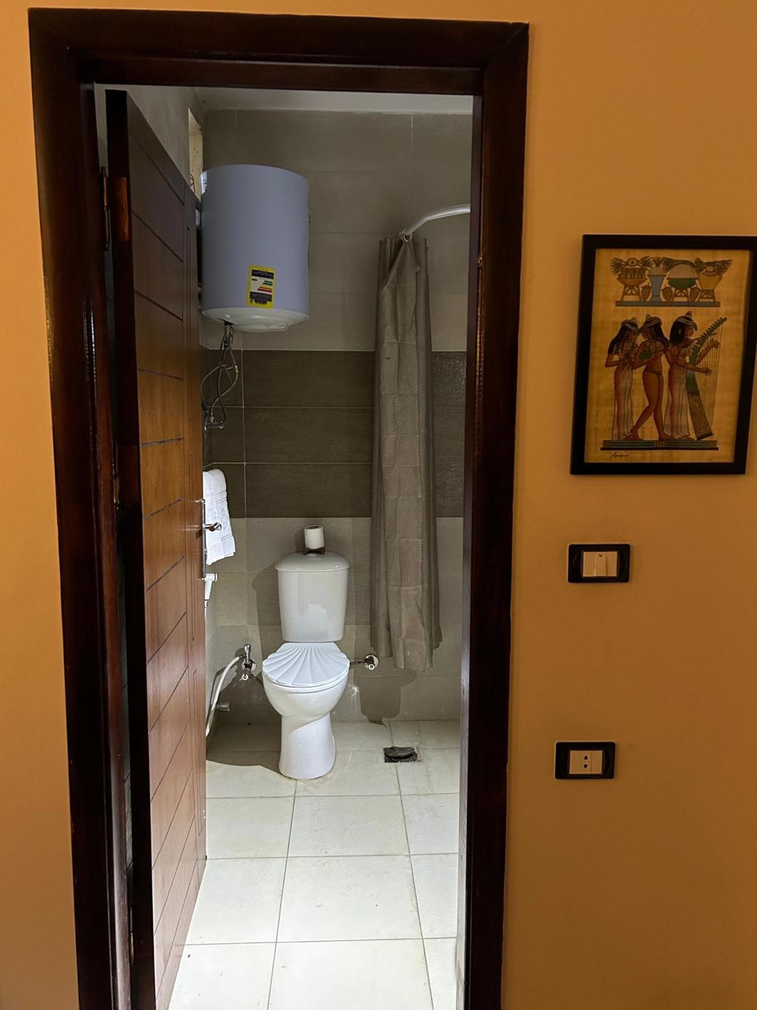 Pyramids Road Guest House Cozy Rooms And Rooftop Breakfast With The Pyramids View Nazlet el-Sisi Bagian luar foto