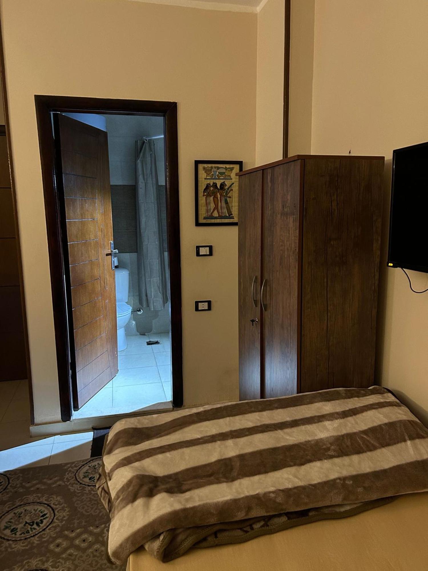 Pyramids Road Guest House Cozy Rooms And Rooftop Breakfast With The Pyramids View Nazlet el-Sisi Bagian luar foto