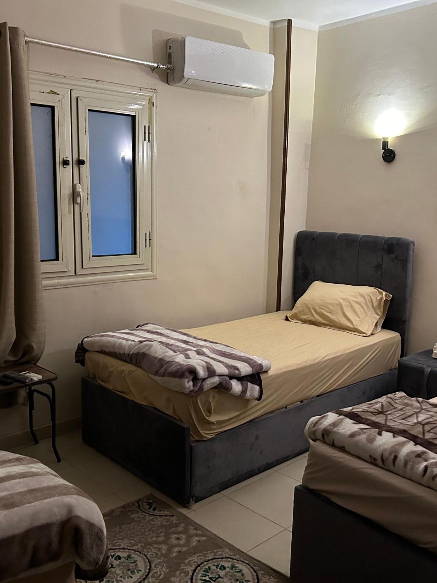 Pyramids Road Guest House Cozy Rooms And Rooftop Breakfast With The Pyramids View Nazlet el-Sisi Bagian luar foto