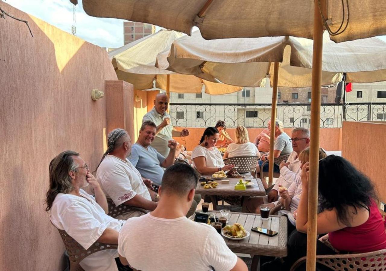 Pyramids Road Guest House Cozy Rooms And Rooftop Breakfast With The Pyramids View Nazlet el-Sisi Bagian luar foto