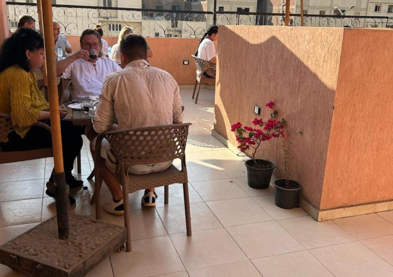 Pyramids Road Guest House Cozy Rooms And Rooftop Breakfast With The Pyramids View Nazlet el-Sisi Bagian luar foto