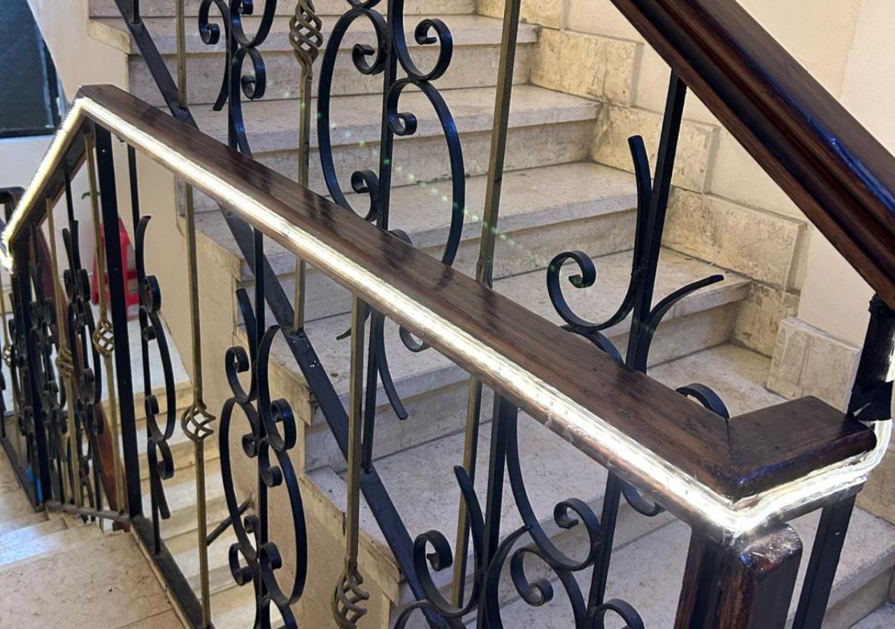 Pyramids Road Guest House Cozy Rooms And Rooftop Breakfast With The Pyramids View Nazlet el-Sisi Bagian luar foto