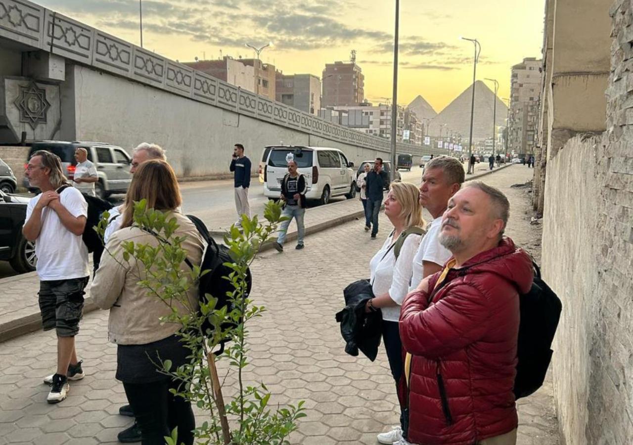 Pyramids Road Guest House Cozy Rooms And Rooftop Breakfast With The Pyramids View Nazlet el-Sisi Bagian luar foto