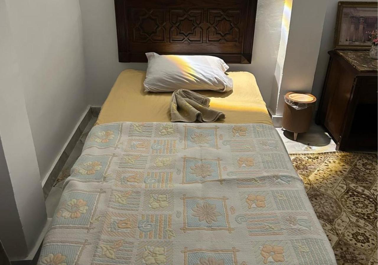 Pyramids Road Guest House Cozy Rooms And Rooftop Breakfast With The Pyramids View Nazlet el-Sisi Bagian luar foto